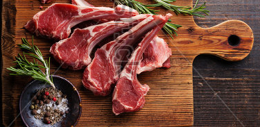 Grobdaten Slightshow_FF_stock-photo-raw-fresh-lamb-meat-ribs-and-seasonings-on-dark-wooden-background-235824778_neu