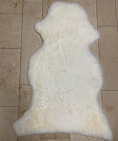 Weißes Lammfell mit weicher Wolle - ca. 75 x 45cm 